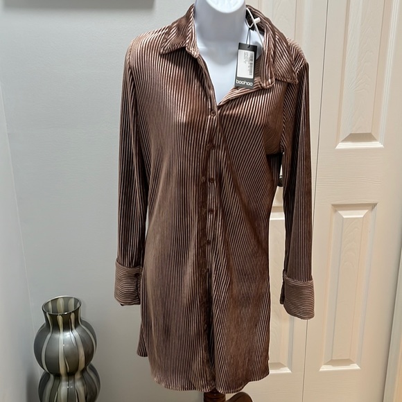 Boohoo Dresses & Skirts - NWT!! BooHoo Size:6 Chocolate Color Button Down Dress! Soft! Looks Corduroy(no)